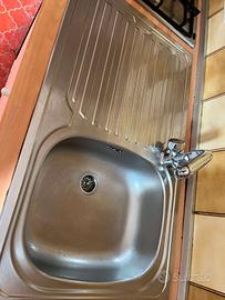 lavandino con gocciolatoio in buone condizioni