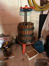 Torchio raspatrice elettrica e bottigliera