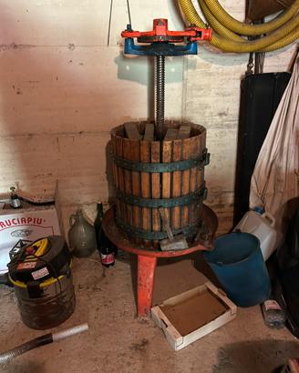 Torchio raspatrice elettrica e bottigliera