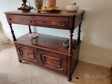 Mobile antico con contenitore e cassetto