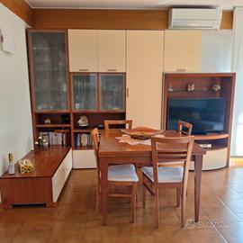 mobile sala con tavolo e sedie 