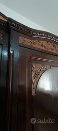 Antico armadio scolpito a mano..