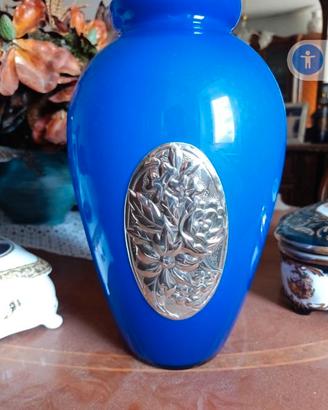 vaso in vetro blu con dettaglio argento
