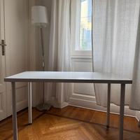 scrivania e libreria