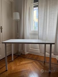 scrivania e libreria