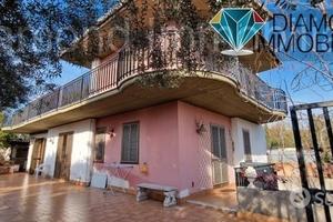 Villetta singola con ampi spazi esterni e garage