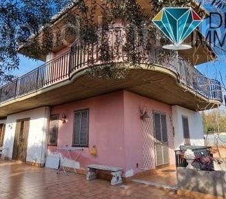 Villetta singola con ampi spazi esterni e garage