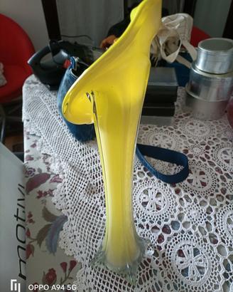 vaso di vetro a forma di fiore colore giallo 