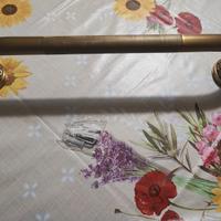 Maniglione per doccia in ottone intagliato.