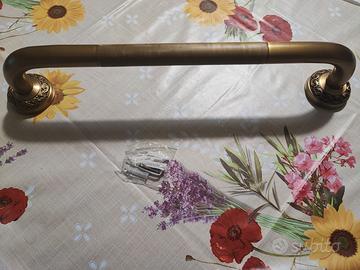 Maniglione per doccia in ottone intagliato.