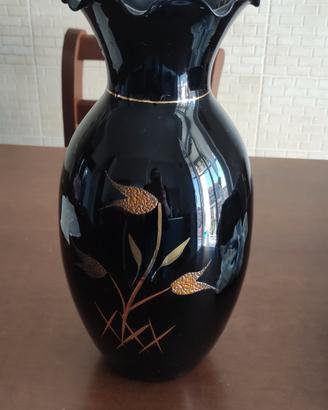 vaso di vetro con intarsi dorati