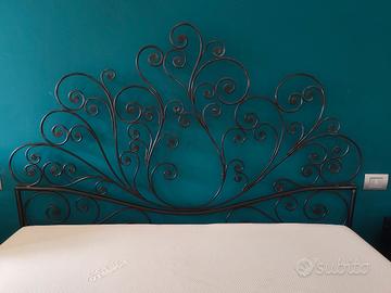 struttura letto matrimoniale in ferro battuto nero