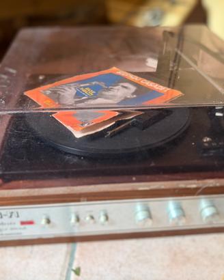 giradischi vintage amplificato.
