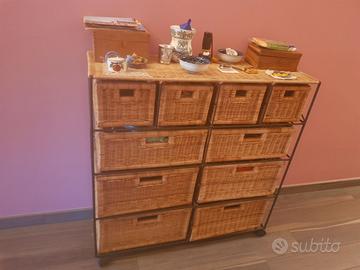 Cassettiera in vimini.