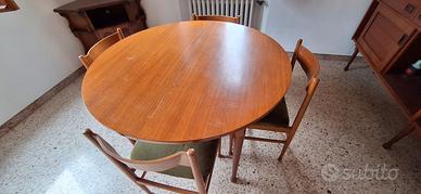 Tavolo rotondo e sedie 