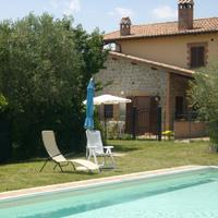 CASA con 2 giardini privati e piscina condominiale