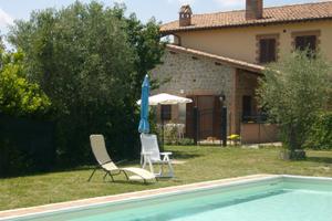 CASA con 2 giardini privati e piscina condominiale