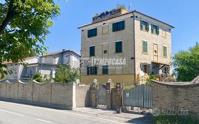 TRILOCALE IN ZONA CENTRALE CON TERRAZZO E POSTO AU