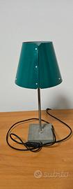 Lampada da tavolo design paralume verde e base in