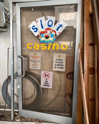 Porta alluminio a vetri con cerniera tipo saloon