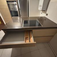 Cucina con penisola e piano in marmo