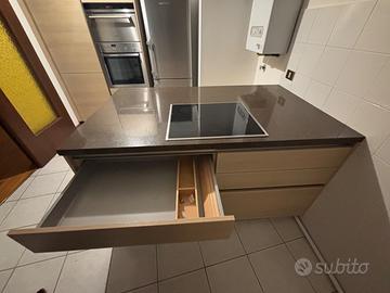 Cucina con penisola e piano in marmo