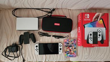 Nintendo Switch OLED Bianca + Mario Kart 8 Deluxe