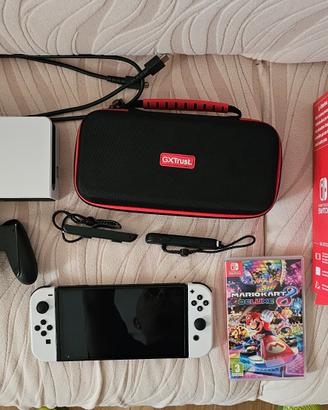 Nintendo Switch OLED Bianca + Mario Kart 8 Deluxe