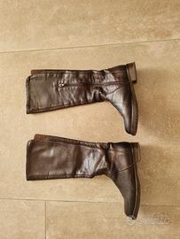 stivali in pelle e stivaletto antipioggia