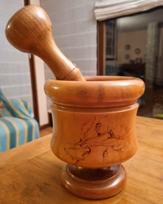 Mortaio artigianale in legno con pestello