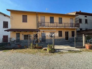 CASA BIFAMILIARE CON CORTILE