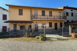 CASA BIFAMILIARE CON CORTILE
