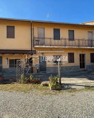 CASA BIFAMILIARE CON CORTILE