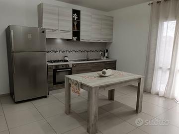 Cucina, tavolo, Madia, cameretta compreso di letto