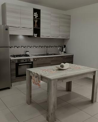 Cucina, tavolo, Madia, cameretta compreso di letto
