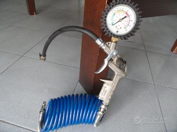 Pistola gonfiaggio pneumatici con tubo spiralato