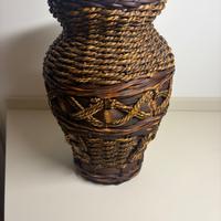 Vaso decorativo in terracotta e vimini