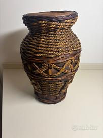 Vaso decorativo in terracotta e vimini