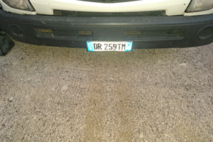 Veicolo commerciale con gru