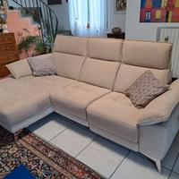 Divano con penisola e movimento relax