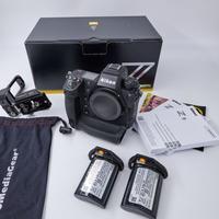 Fotocamera nikon z9 con vari accessori