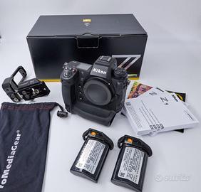 Fotocamera nikon z9 con vari accessori