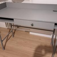 Scrivania IKEA modello Hauga