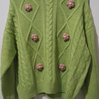 Maglione verde con applicazione fiori