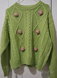 Maglione verde con applicazione fiori