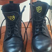 Anfibi in pelle nera