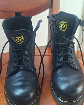 Anfibi in pelle nera