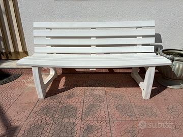 Due panche con tavolino