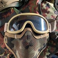Gilet, caschetto e maschera mimetici da softair