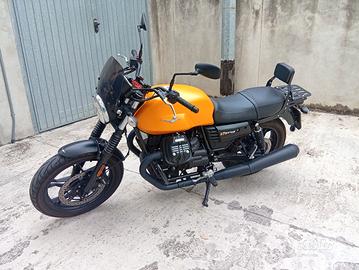 moto Guzzi V7 Stone